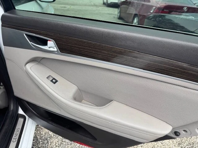 2015 Hyundai Genesis - Image 13 of 16