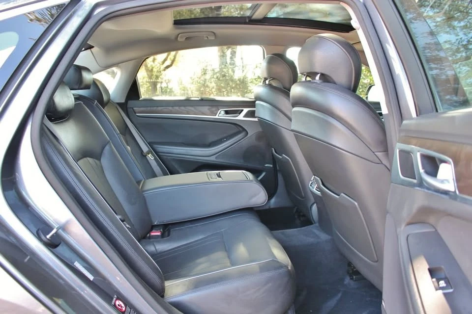 2015 Hyundai Genesis - Image 10 of 20
