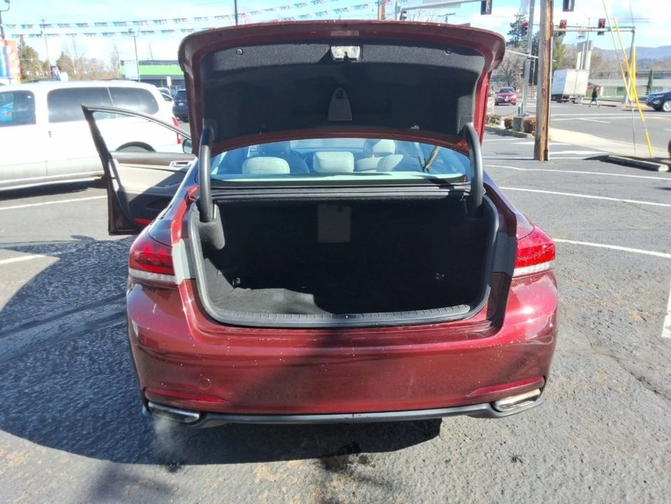 2015 Hyundai Genesis - Image 18 of 20