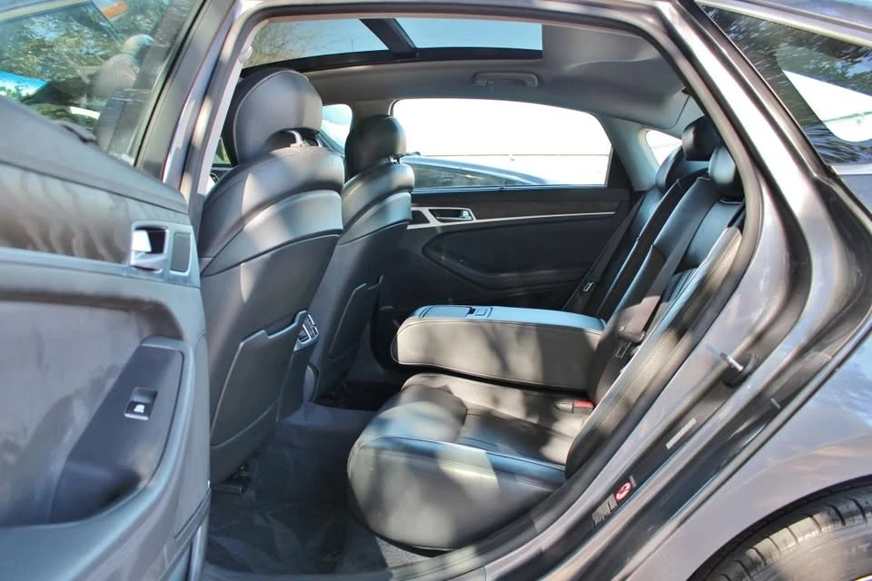 2015 Hyundai Genesis - Image 9 of 20