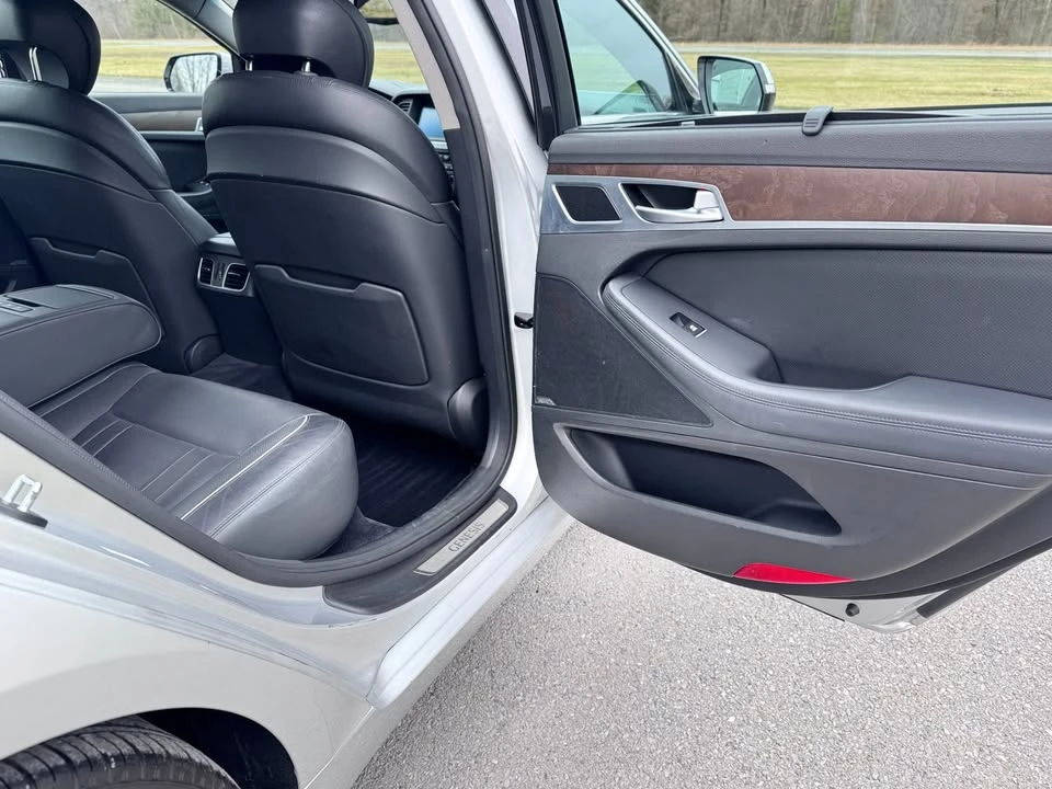 2015 Hyundai Genesis - Image 13 of 17