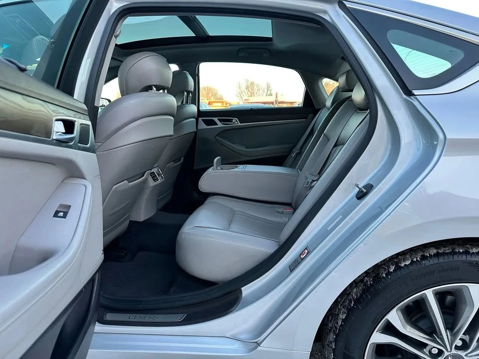 2015 Hyundai Genesis - Image 16 of 20