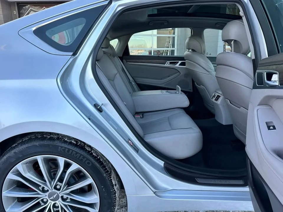 2015 Hyundai Genesis - Image 17 of 20