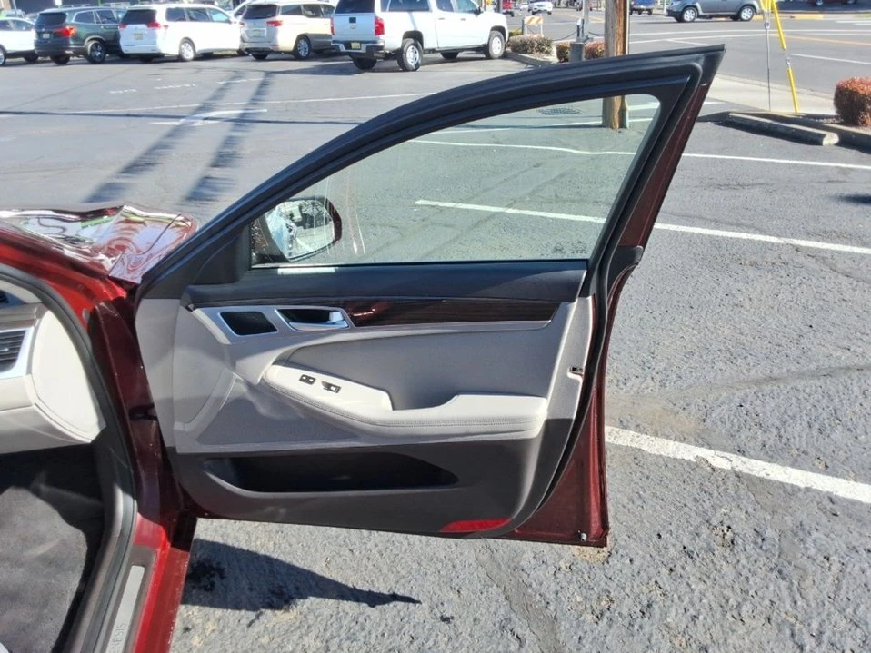 2015 Hyundai Genesis - Image 14 of 20
