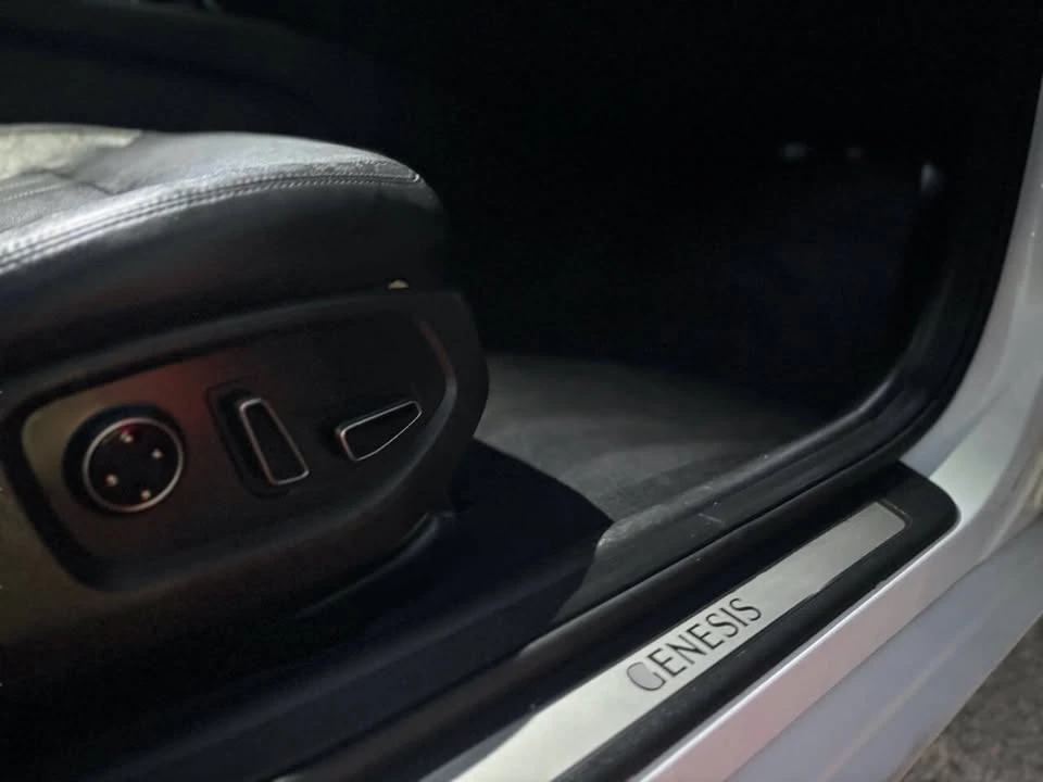 2015 Hyundai Genesis - Image 17 of 20