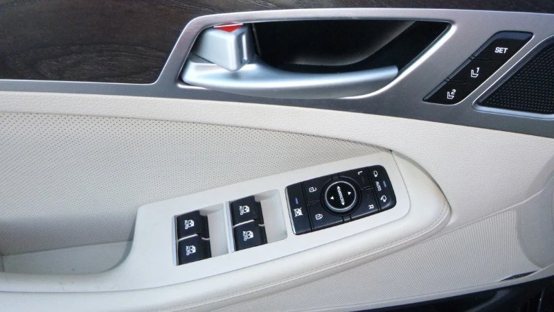 2015 Hyundai Genesis - Image 16 of 20