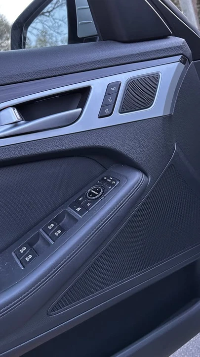 2015 Hyundai Genesis - Image 17 of 19