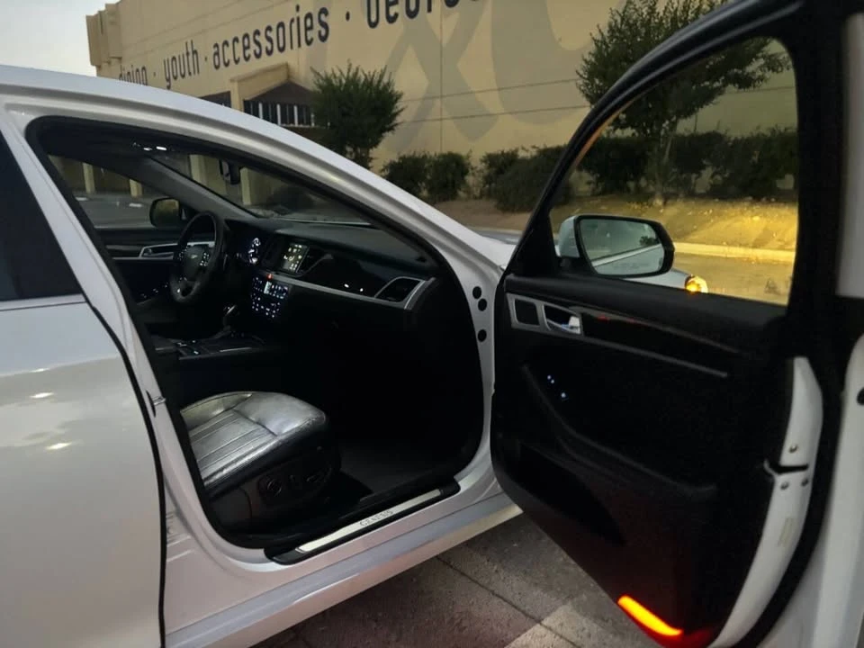 2015 Hyundai Genesis - Image 14 of 20