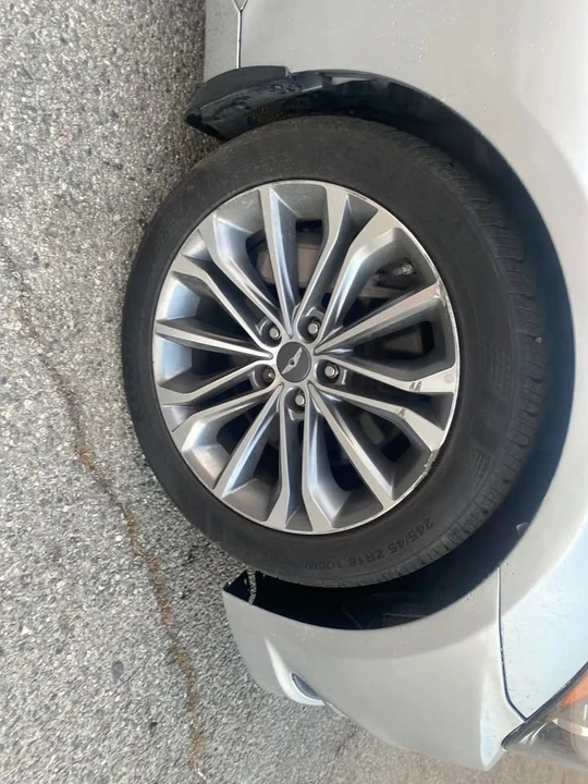 2015 Hyundai Genesis - Image 4 of 19