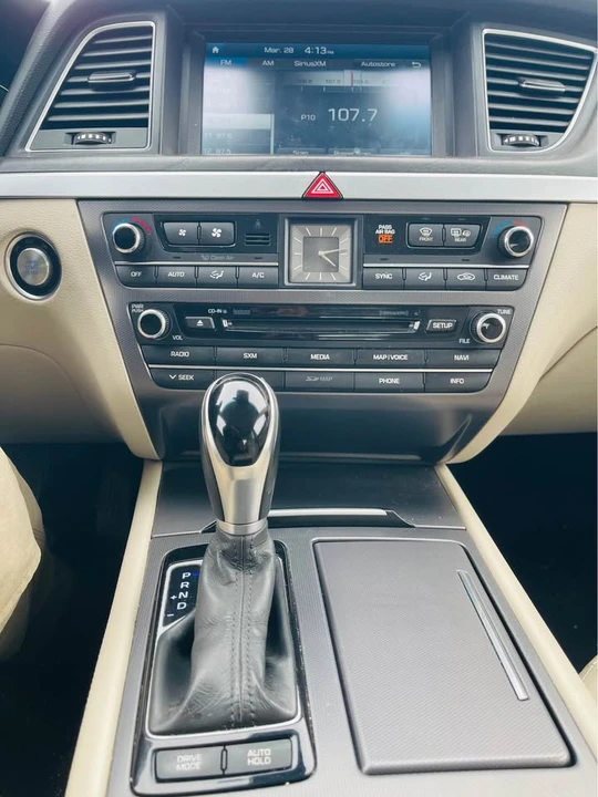 2015 Hyundai Genesis - Image 17 of 20