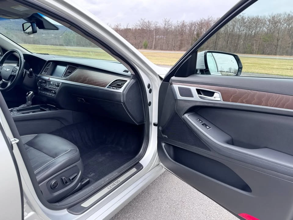 2015 Hyundai Genesis - Image 15 of 17