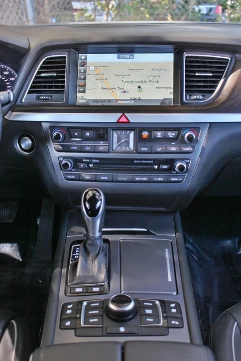 2015 Hyundai Genesis - Image 11 of 20