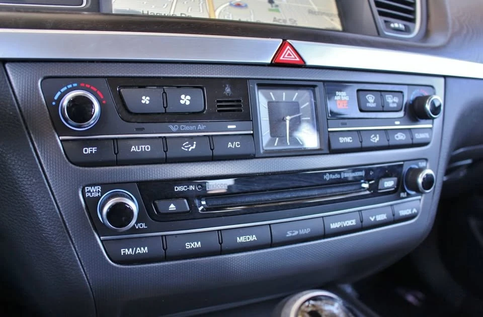 2015 Hyundai Genesis - Image 13 of 20