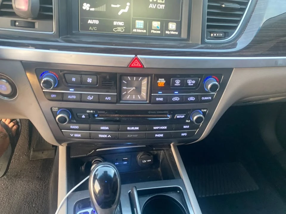 2015 Hyundai Genesis - Image 11 of 19