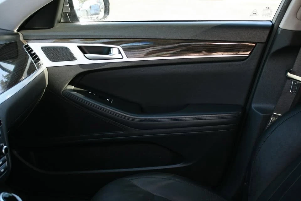 2015 Hyundai Genesis - Image 19 of 20