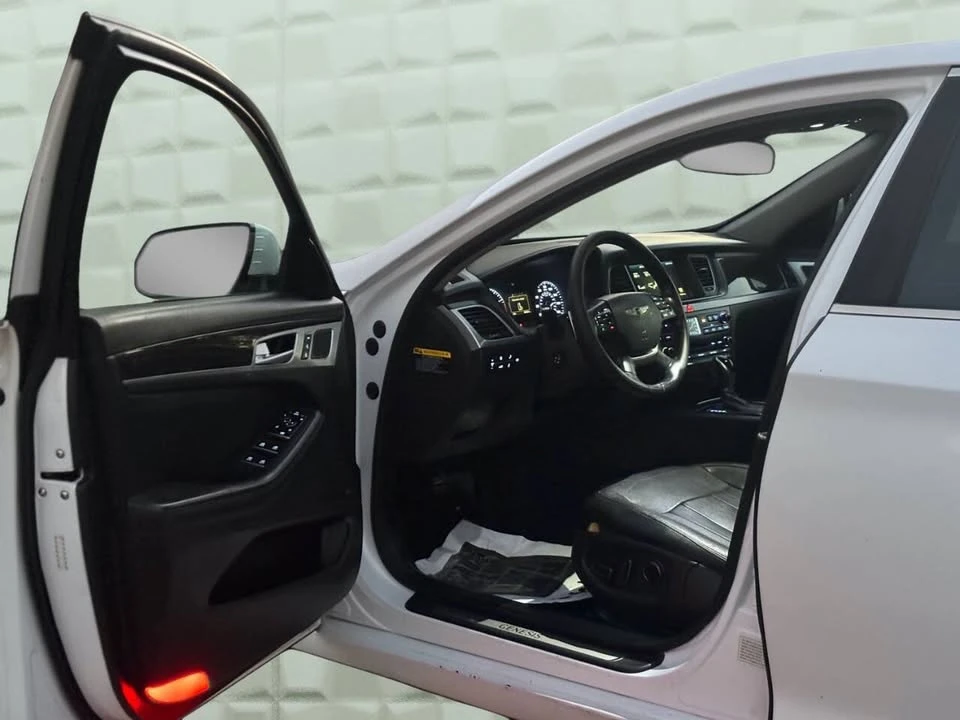 2015 Hyundai Genesis - Image 9 of 20