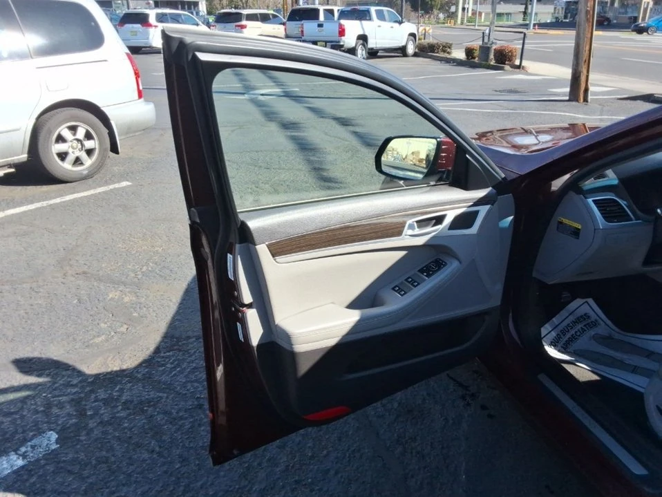 2015 Hyundai Genesis - Image 13 of 20