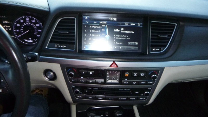 2015 Hyundai Genesis - Image 19 of 20