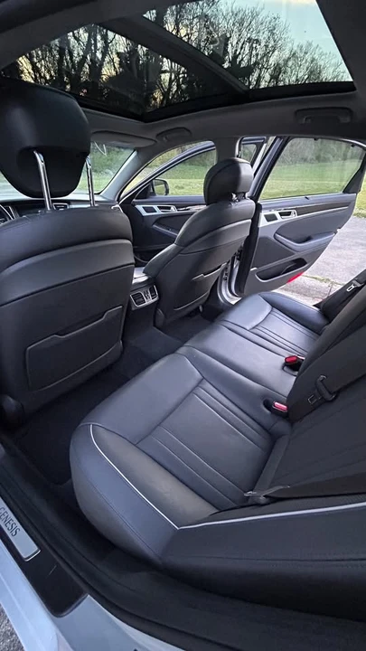 2015 Hyundai Genesis - Image 11 of 19