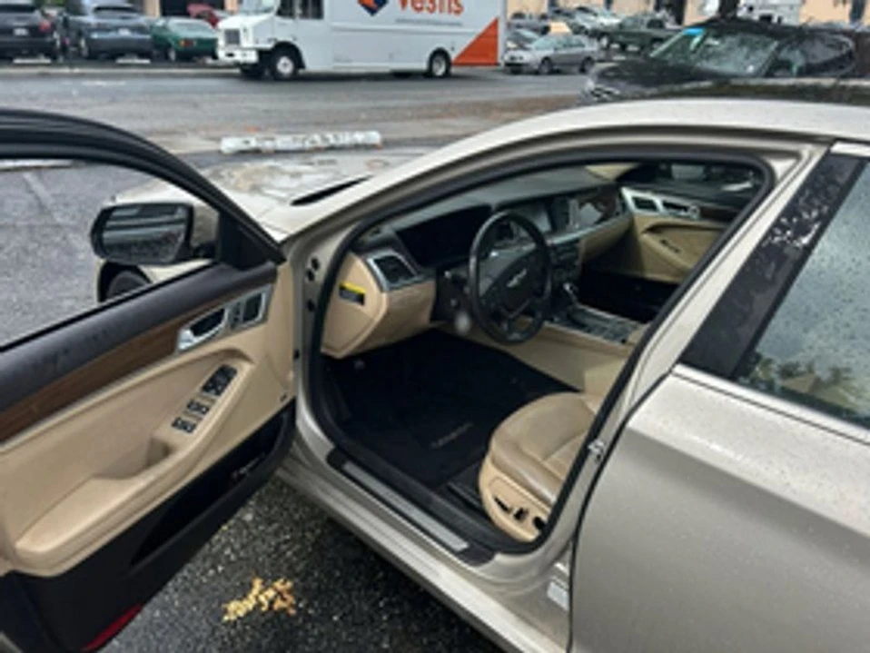 2015 Hyundai Genesis - Image 9 of 20