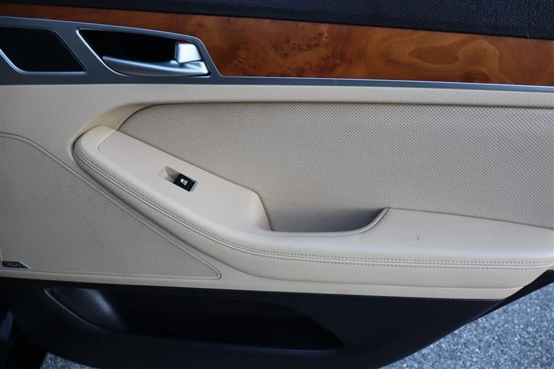 2015 Hyundai Genesis - Image 8 of 15