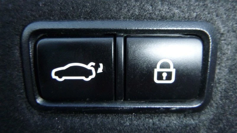 2015 Hyundai Genesis - Image 13 of 20
