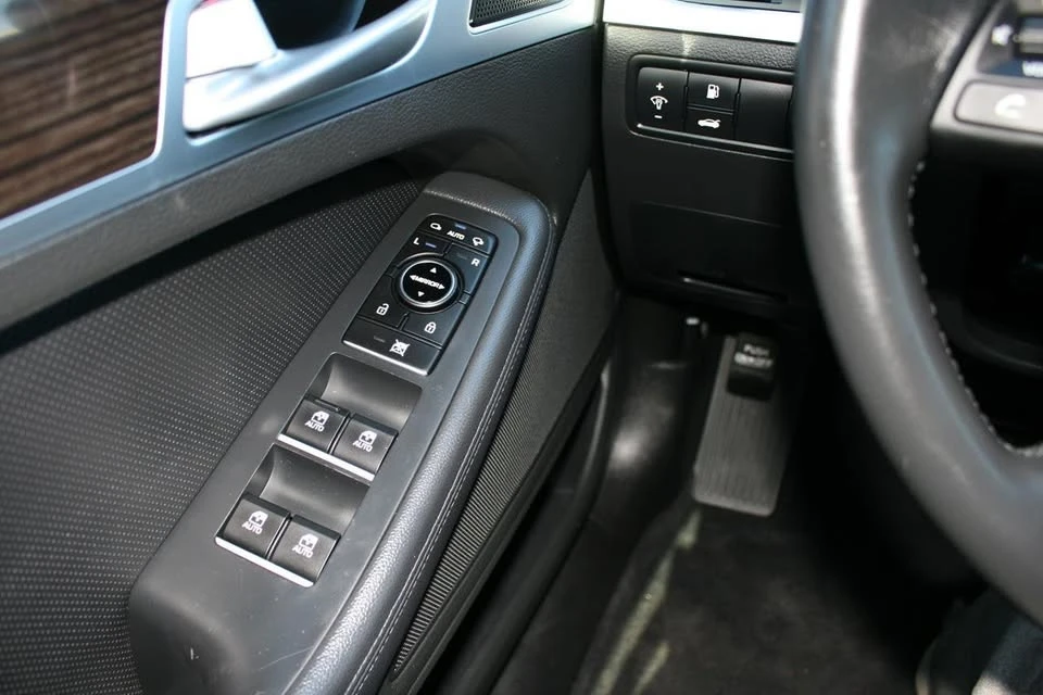 2015 Hyundai Genesis - Image 8 of 20