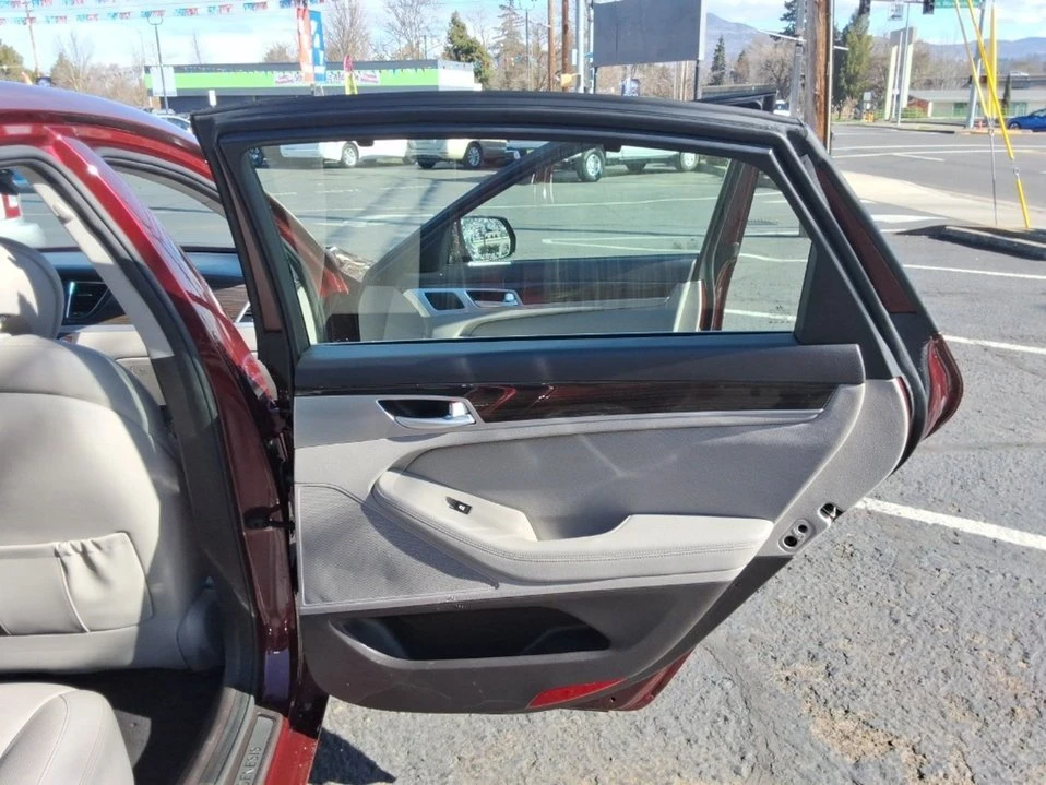 2015 Hyundai Genesis - Image 16 of 20