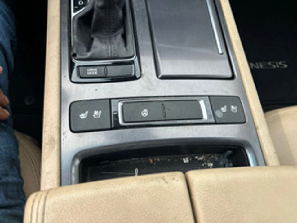 2015 Hyundai Genesis - Image 16 of 20