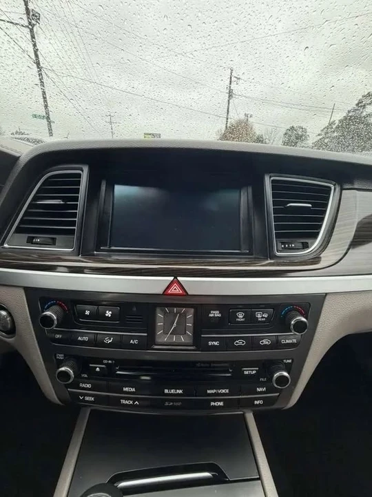 2015 Hyundai Genesis - Image 13 of 17