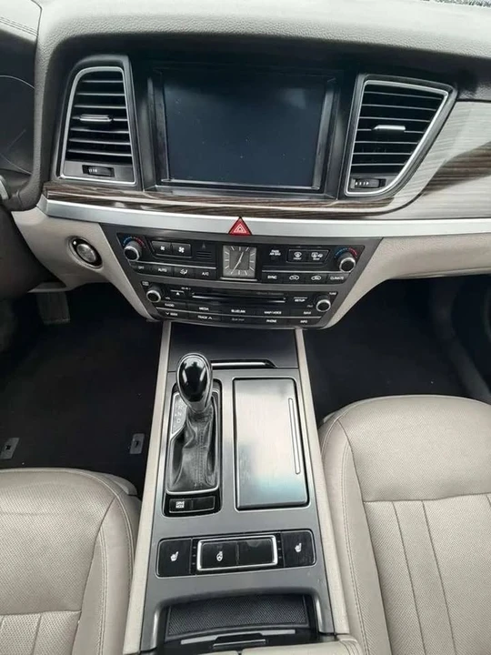 2015 Hyundai Genesis - Image 12 of 17