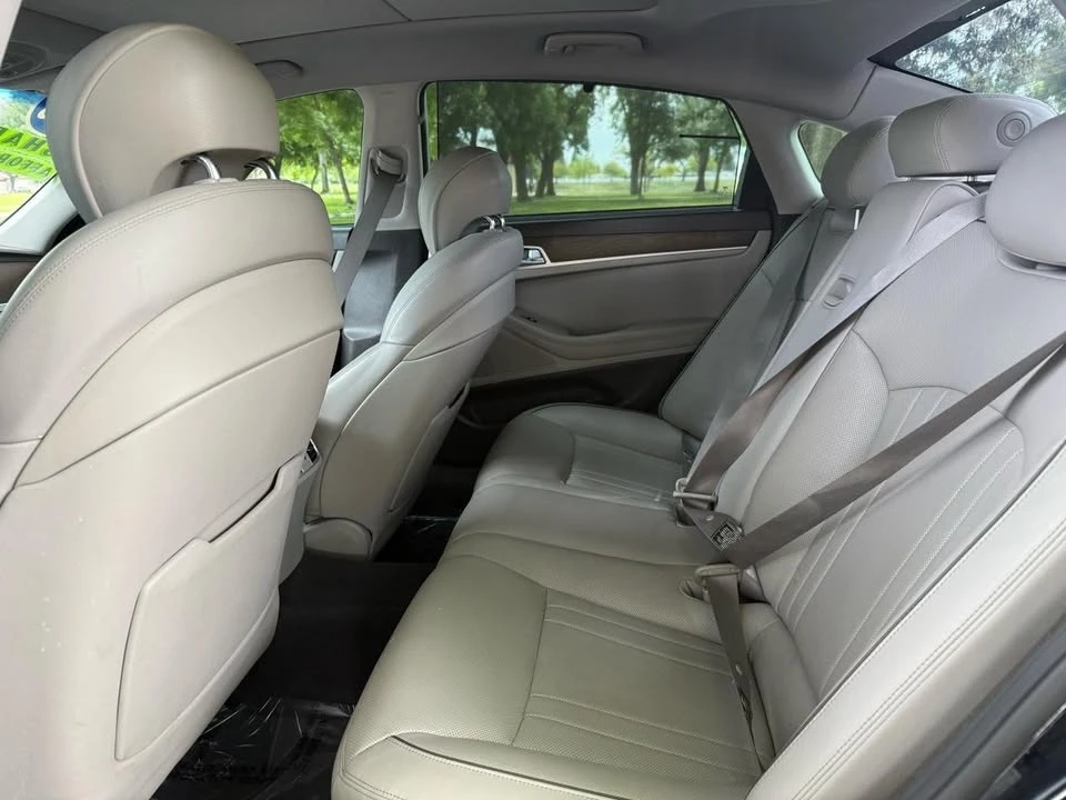 2015 Hyundai Genesis - Image 8 of 10