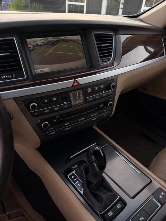 2015 Hyundai Genesis - Image 14 of 17