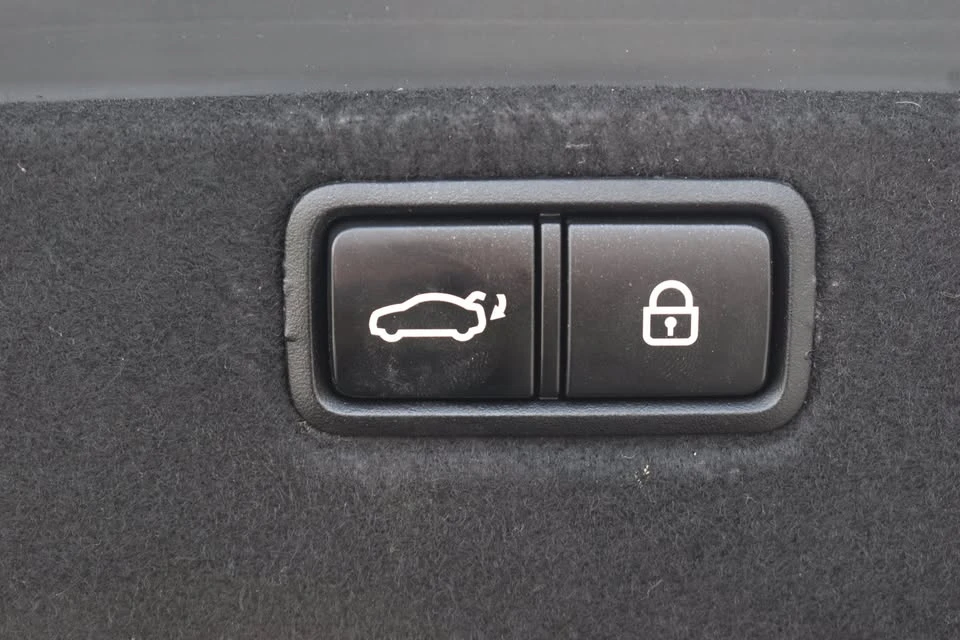 2015 Hyundai Genesis - Image 18 of 20