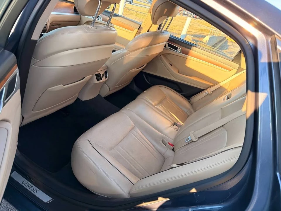 2015 Hyundai Genesis - Image 16 of 19