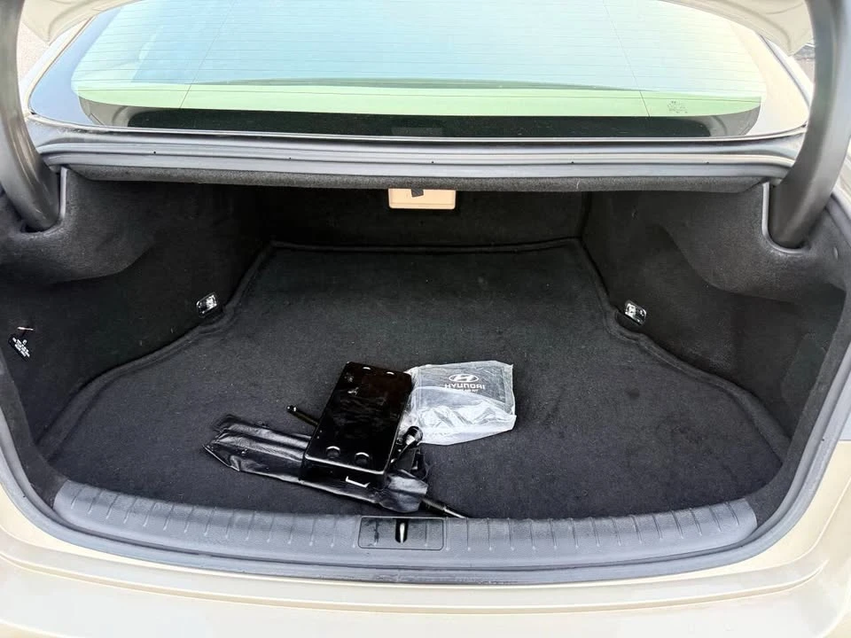 2015 Hyundai Genesis - Image 12 of 17