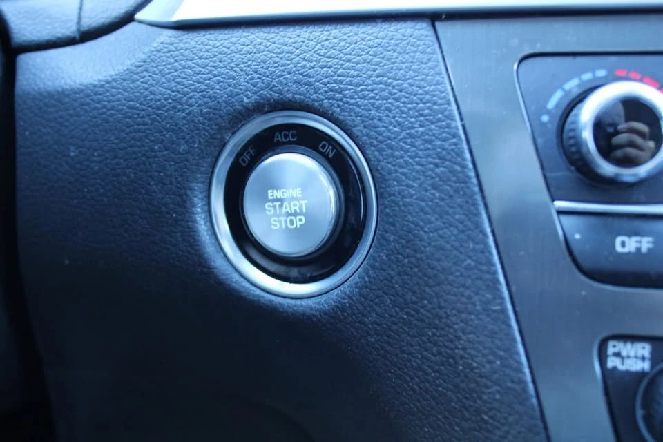 2015 Hyundai Genesis - Image 9 of 19