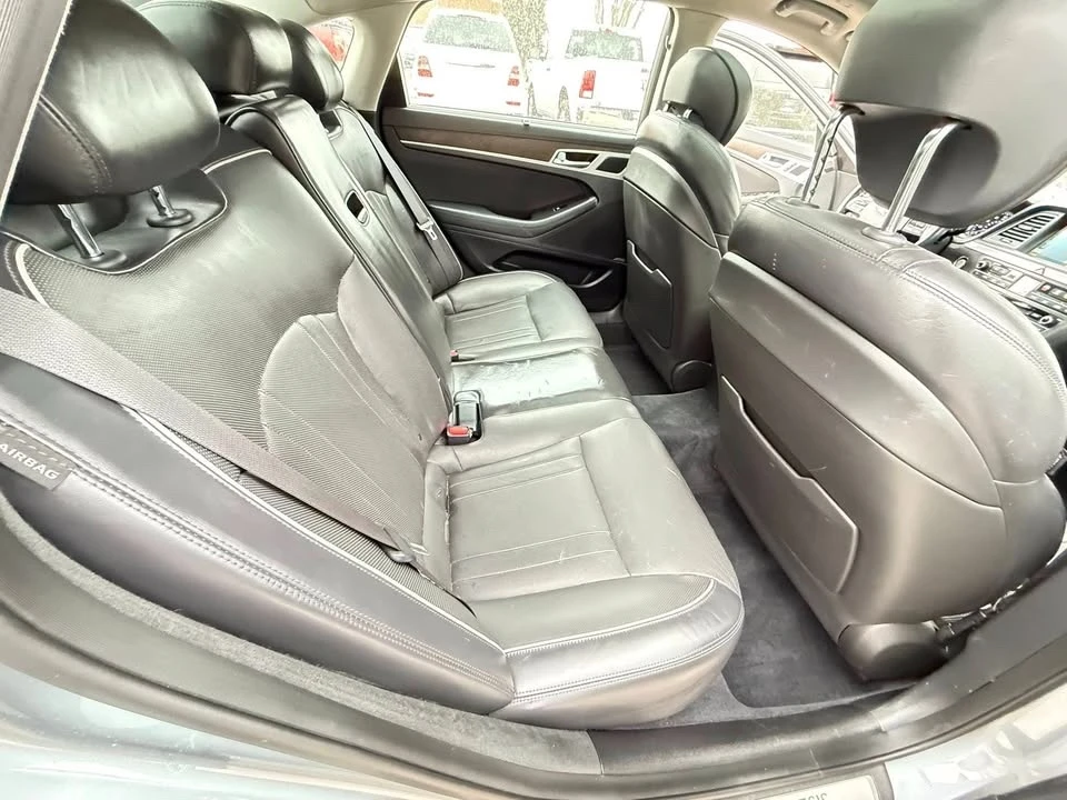 2015 Hyundai Genesis - Image 10 of 12