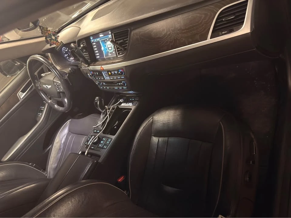 2015 Hyundai Genesis - Image 11 of 20