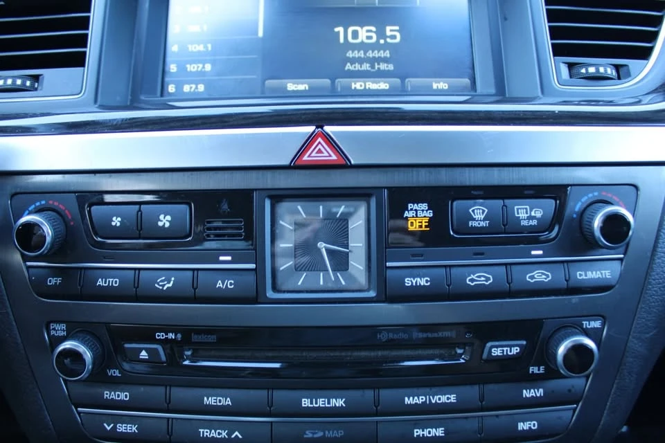 2015 Hyundai Genesis - Image 17 of 19