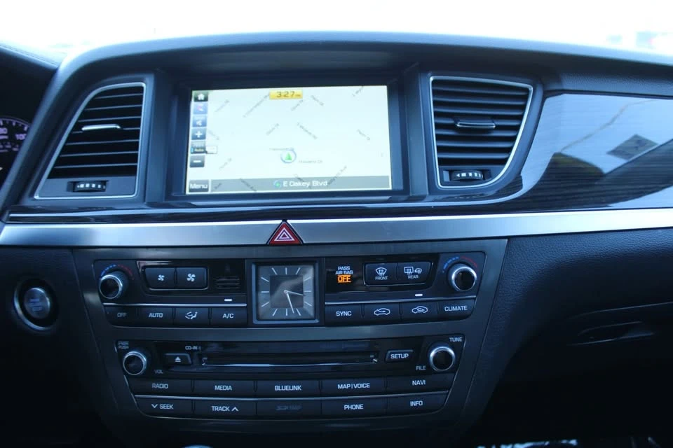 2015 Hyundai Genesis - Image 12 of 19