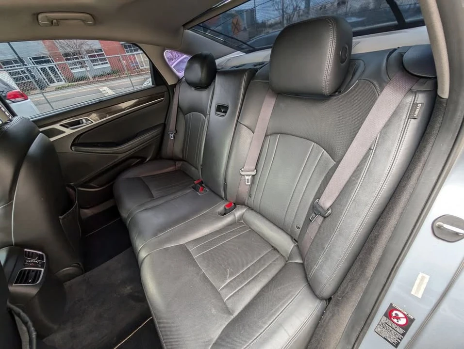 2015 Hyundai Genesis - Image 17 of 19