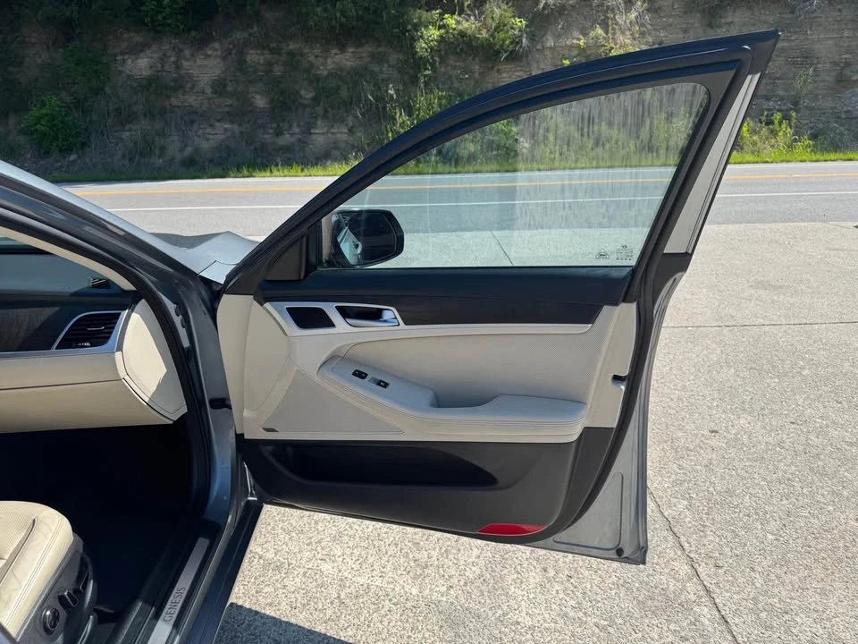 2015 Hyundai Genesis - Image 11 of 20