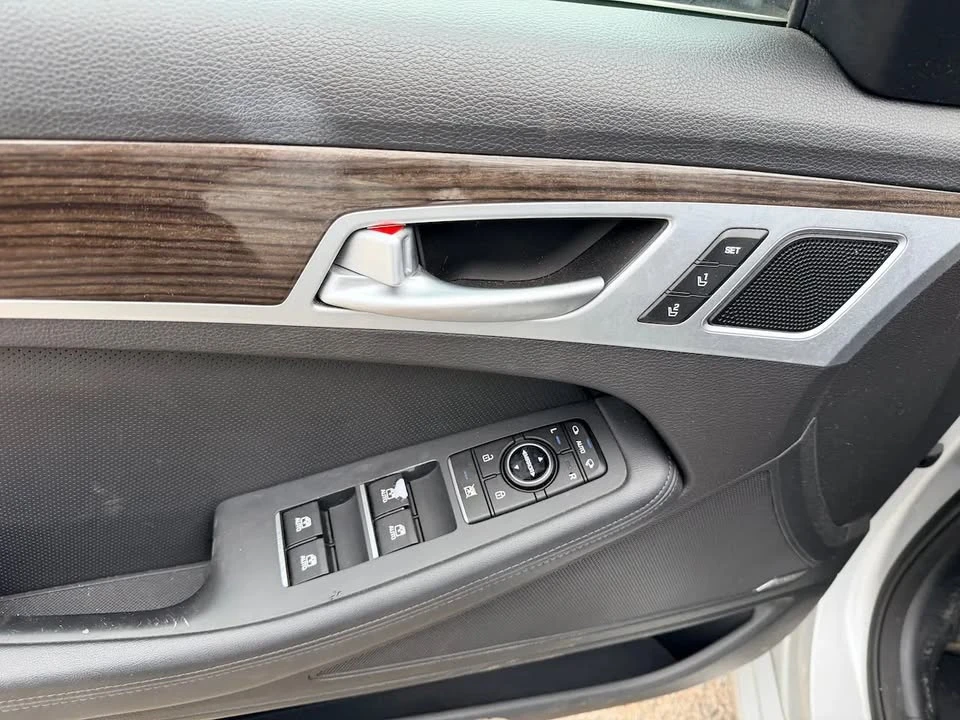 2015 Hyundai Genesis - Image 15 of 20