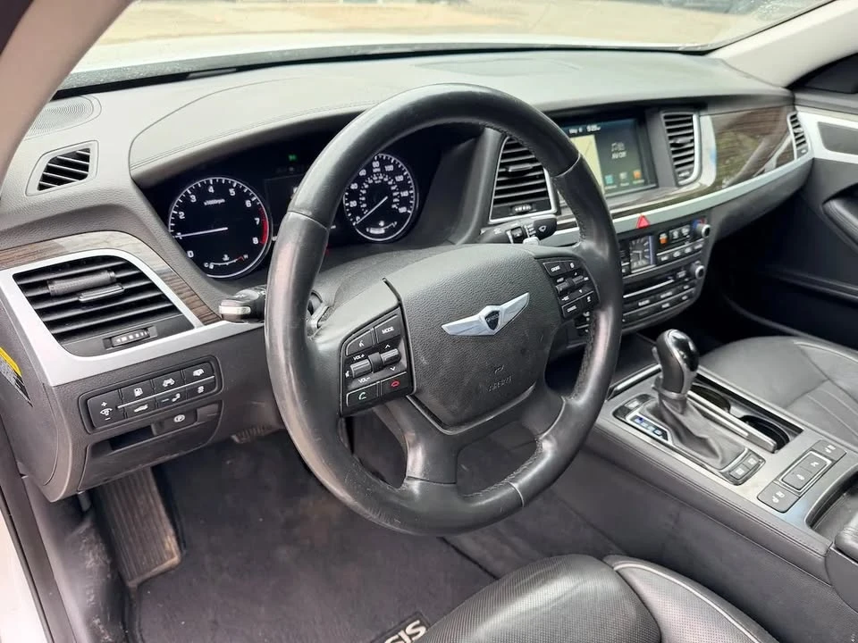2015 Hyundai Genesis - Image 16 of 20
