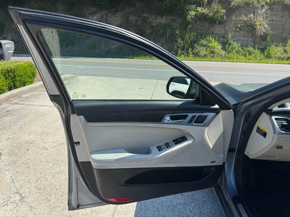 2015 Hyundai Genesis - Image 8 of 20