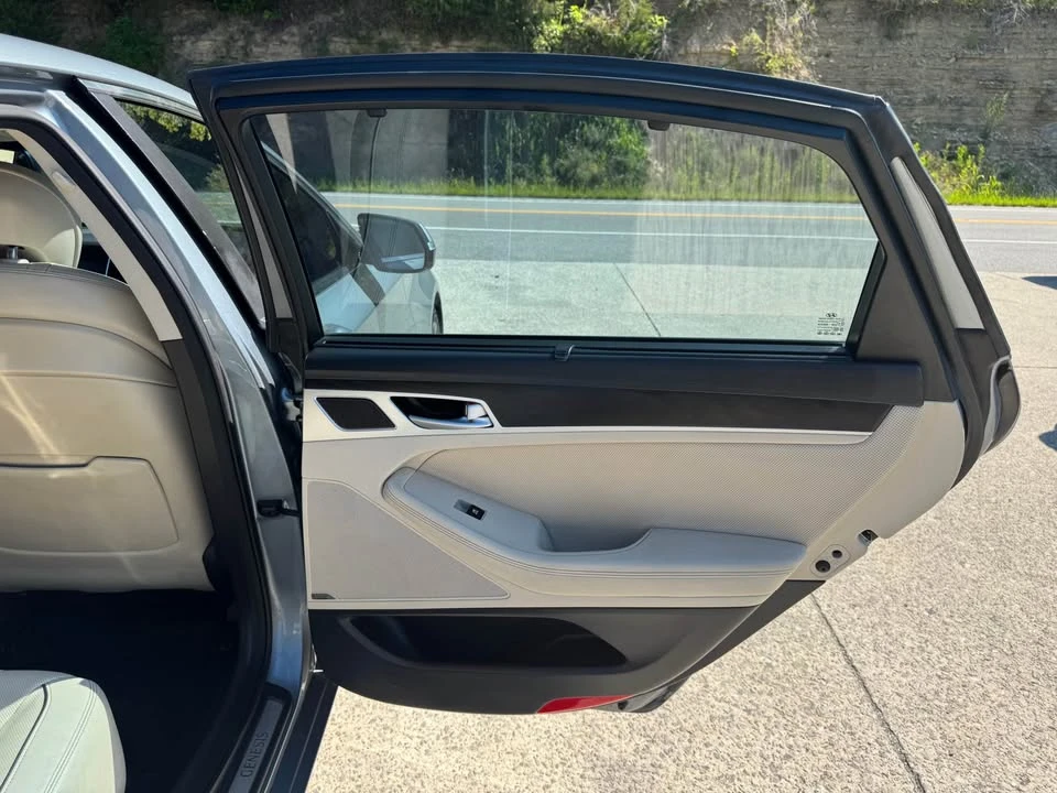 2015 Hyundai Genesis - Image 13 of 20