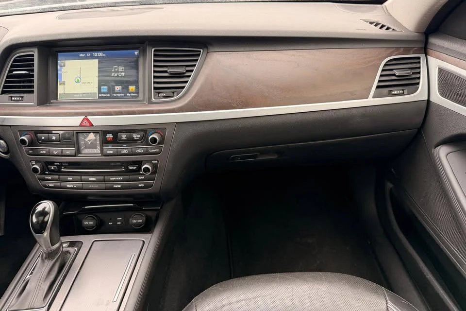 2015 Hyundai Genesis - Image 11 of 20