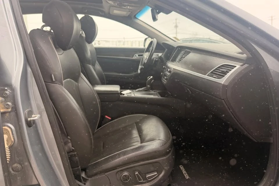2015 Hyundai Genesis - Image 15 of 20