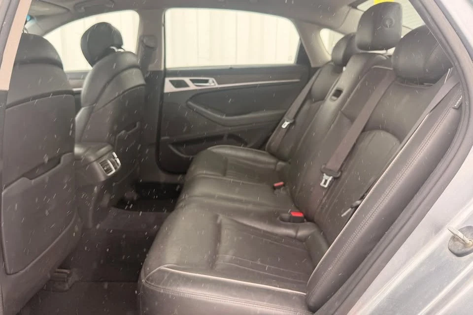 2015 Hyundai Genesis - Image 17 of 20